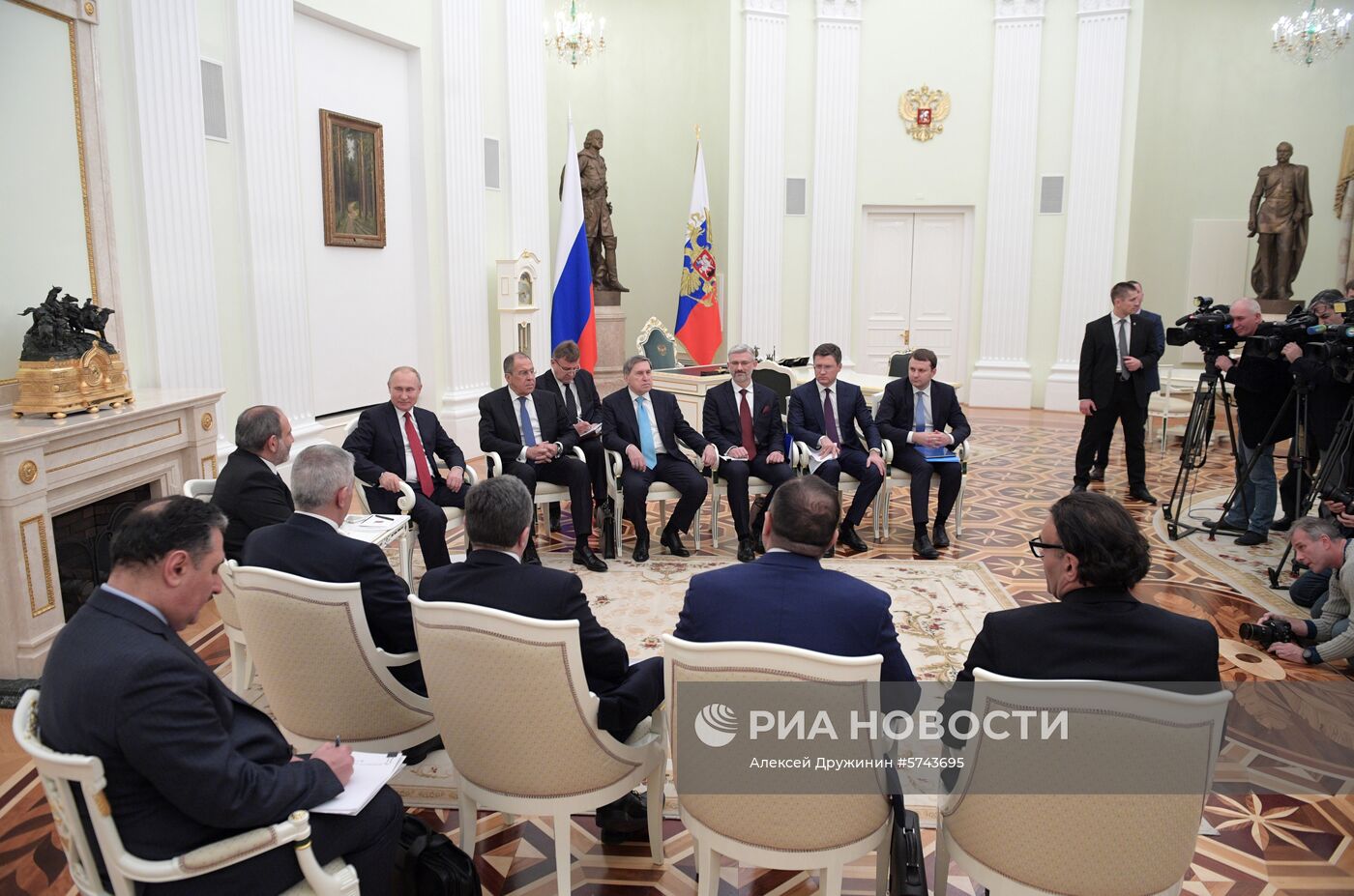 Президент РФ В. Путин провел встречу с и.о. премьер-министра Армении Н. Пашиняном