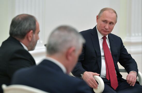 Президент РФ В. Путин провел встречу с и.о. премьер-министра Армении Н. Пашиняном