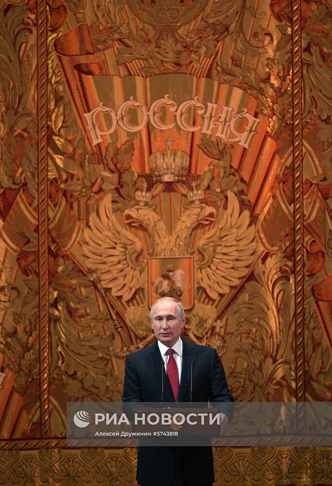 Президент РФ В. Путин посетил торжественный вечер по случаю встречи нового, 2019 года в Большом театре