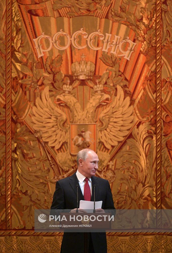 Президент РФ В. Путин посетил торжественный вечер по случаю встречи нового, 2019 года в Большом театре
