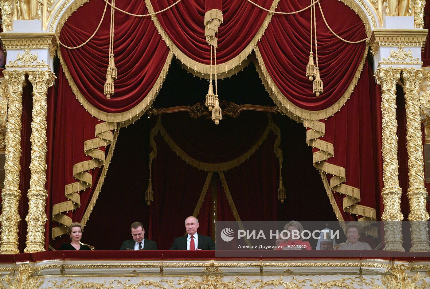 Президент РФ В. Путин посетил торжественный вечер по случаю встречи нового, 2019 года в Большом театре