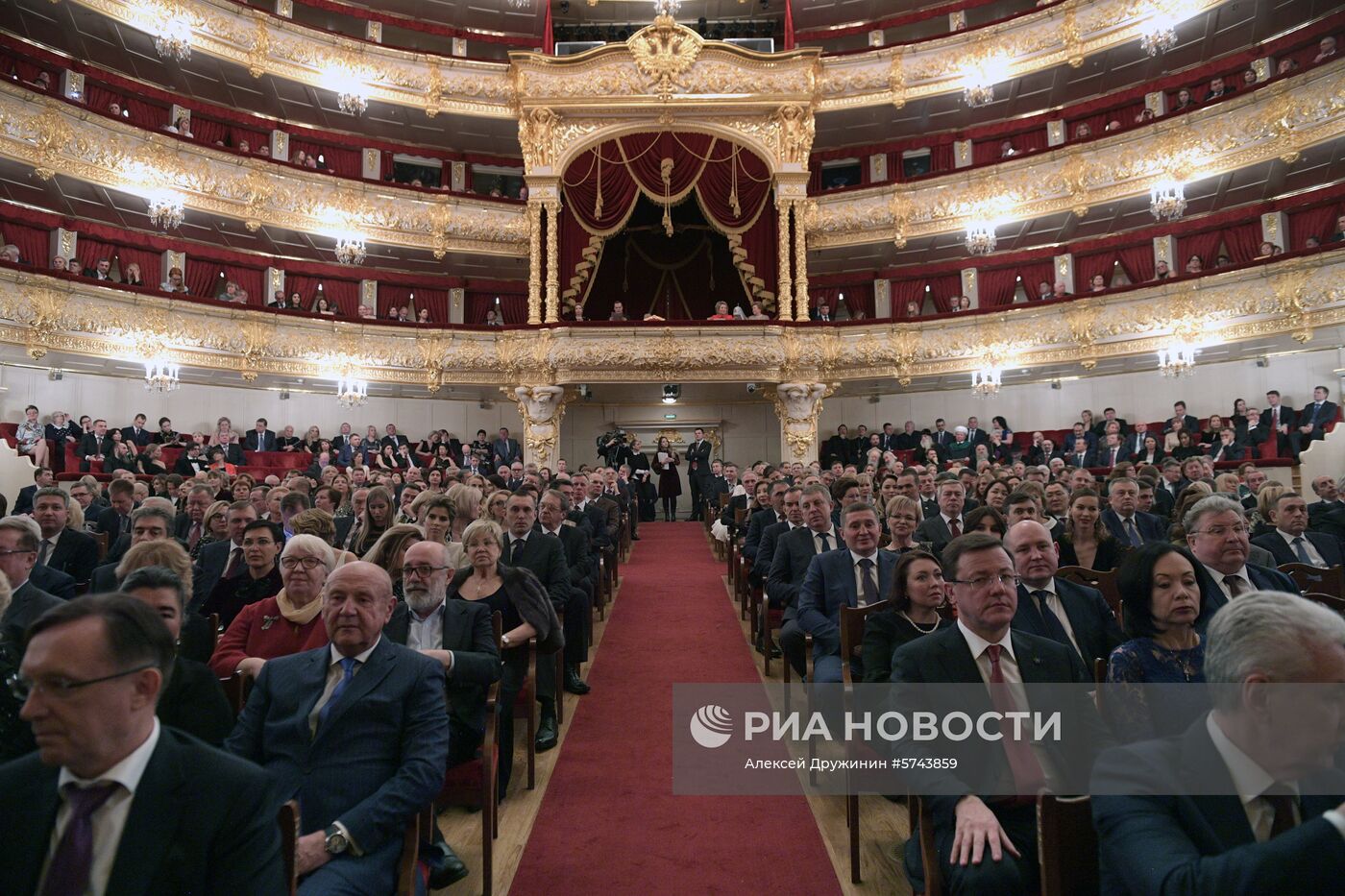 Президент РФ В. Путин посетил торжественный вечер по случаю встречи нового, 2019 года в Большом театре