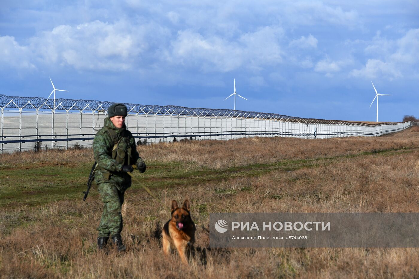 В Крыму построили заграждение на границе с Украиной