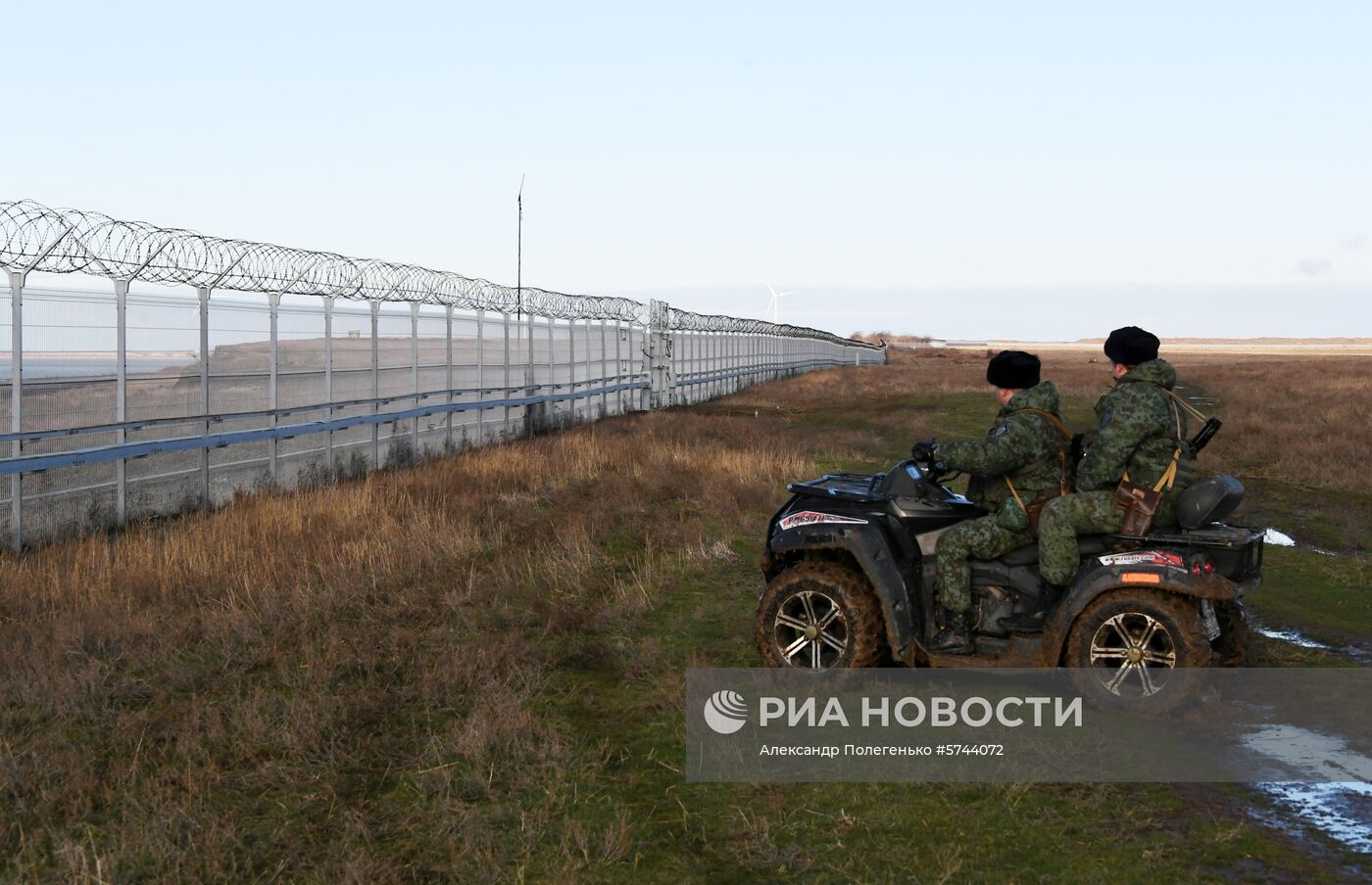 В Крыму построили заграждение на границе с Украиной