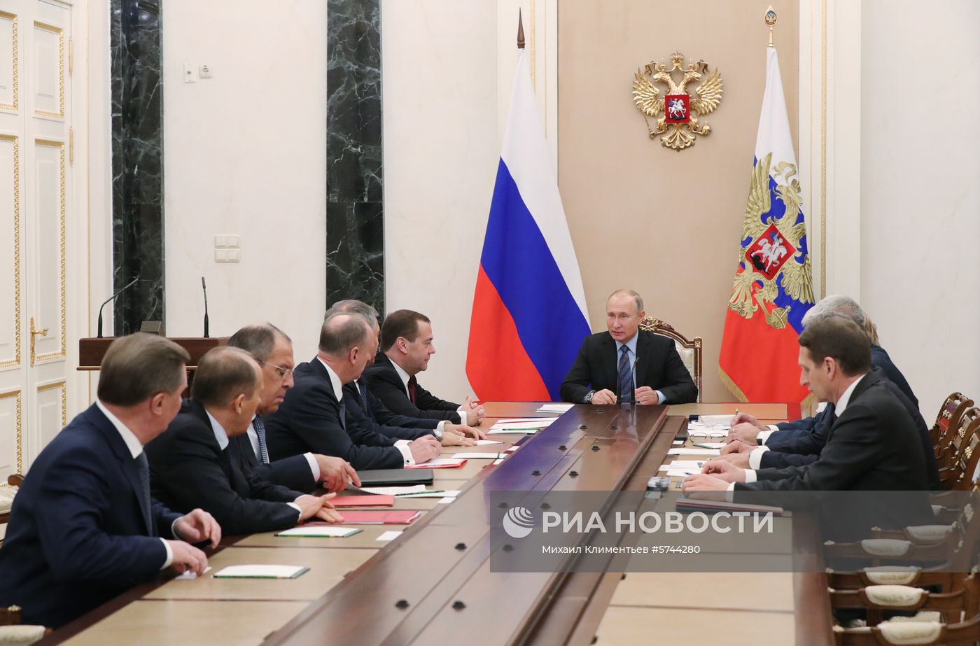 Президент РФ В. Путин провел заседание Совбеза РФ