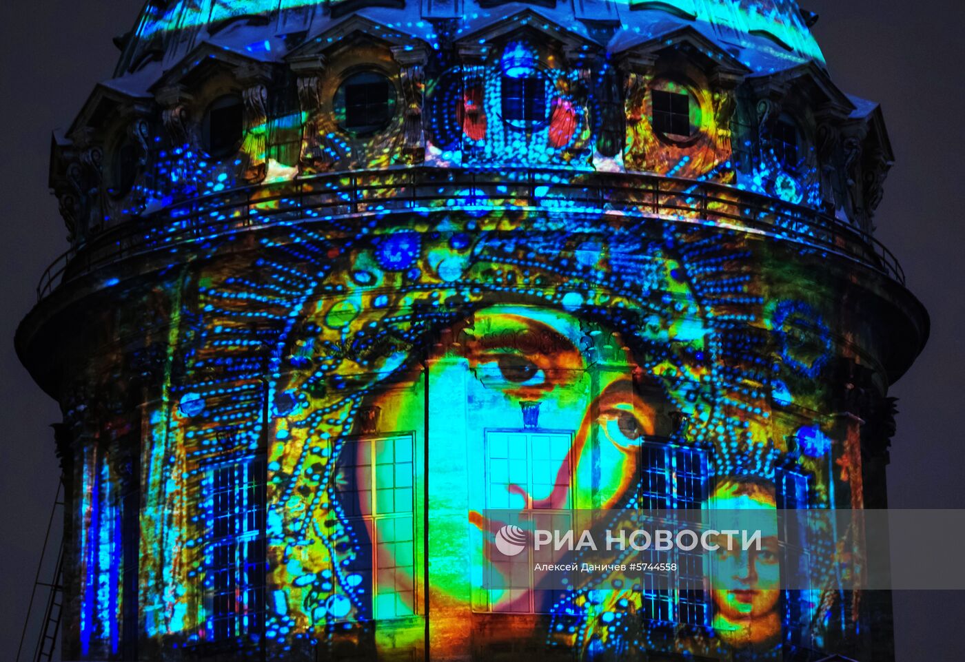 Проекция иконы Божьей матери на куполе Казанского собора в Санкт-Петербурге