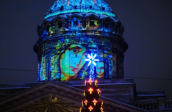 Проекция иконы Божьей матери на куполе Казанского собора в Санкт-Петербурге
