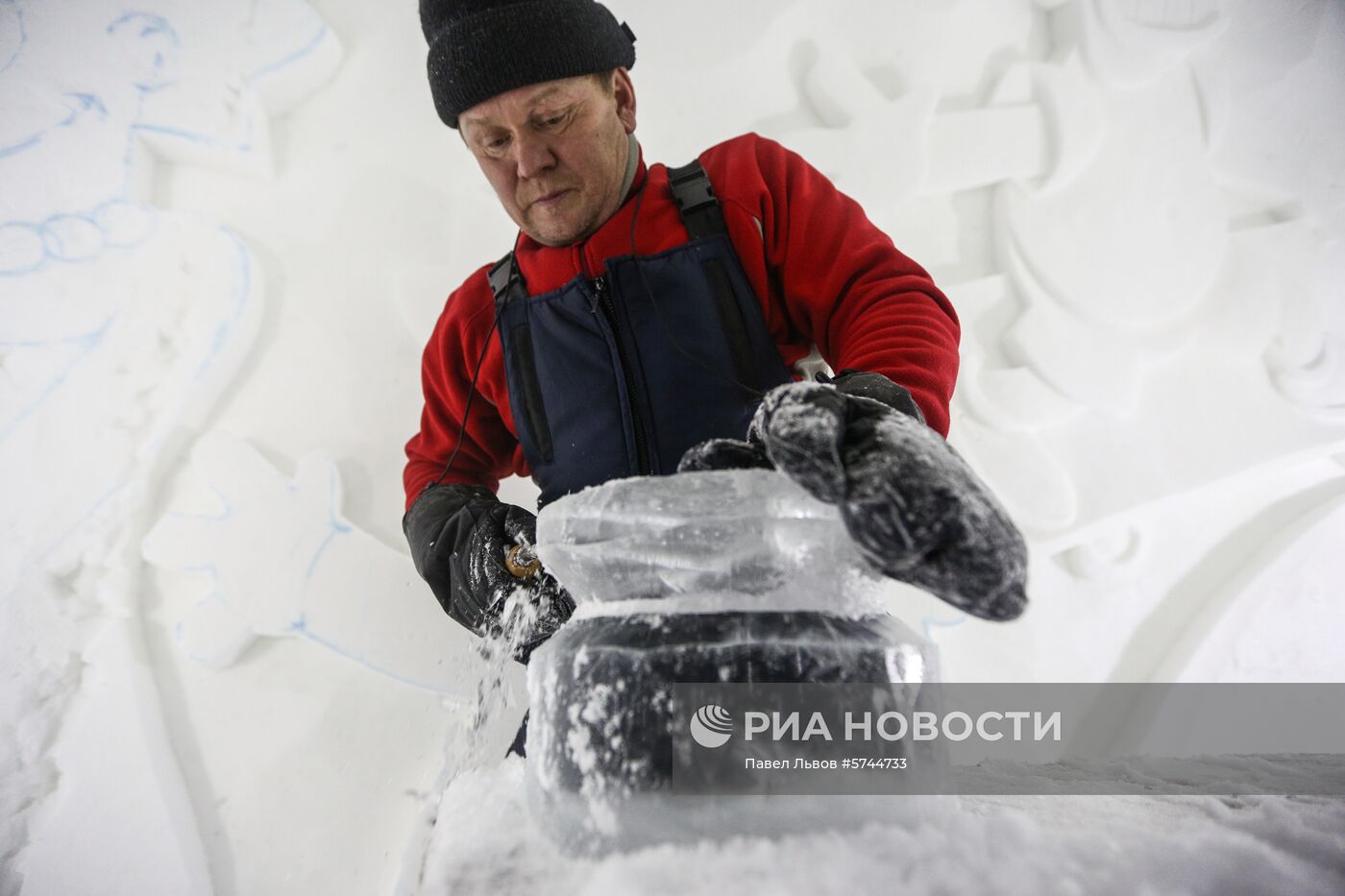 Фестиваль снежно-ледовой скульптуры "Снеголед" в Мурманской области