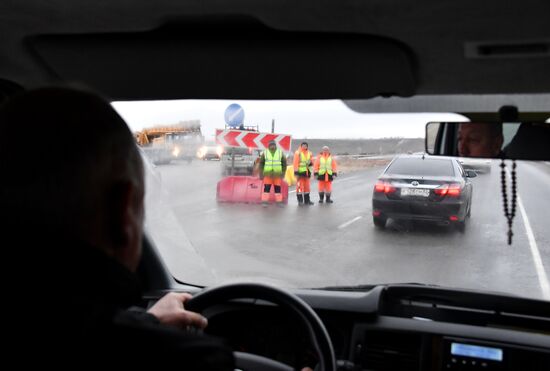 Глава Крыма С. Аксенов осмотрел трассу "Таврида" перед открытием 