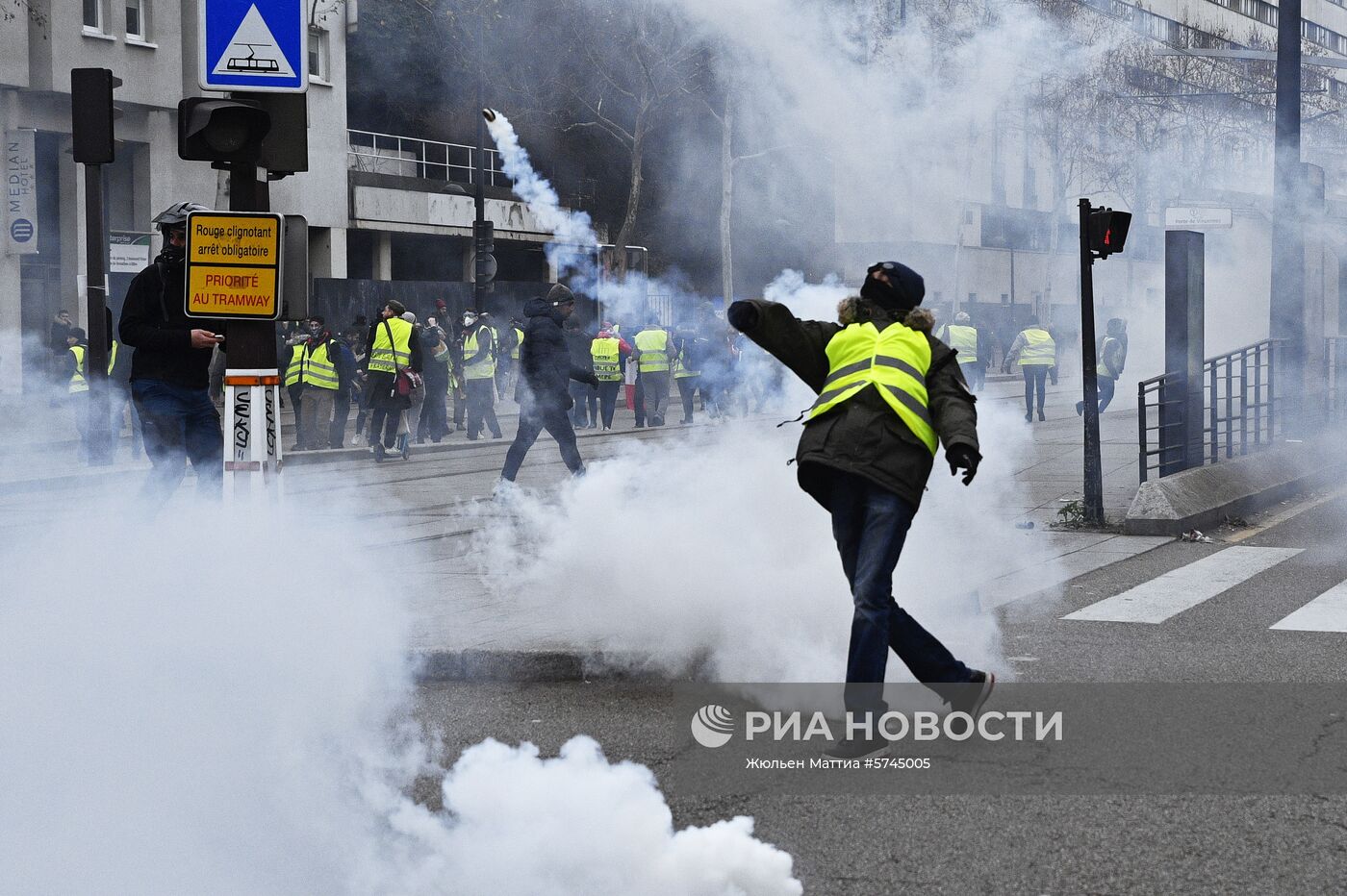 Протестная акция "желтых жилетов" в Париже