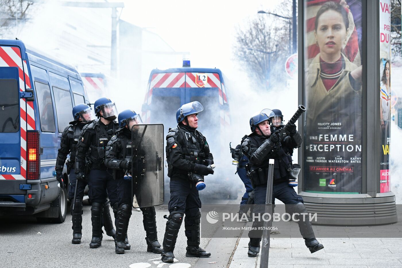 Протестная акция "желтых жилетов" в Париже
