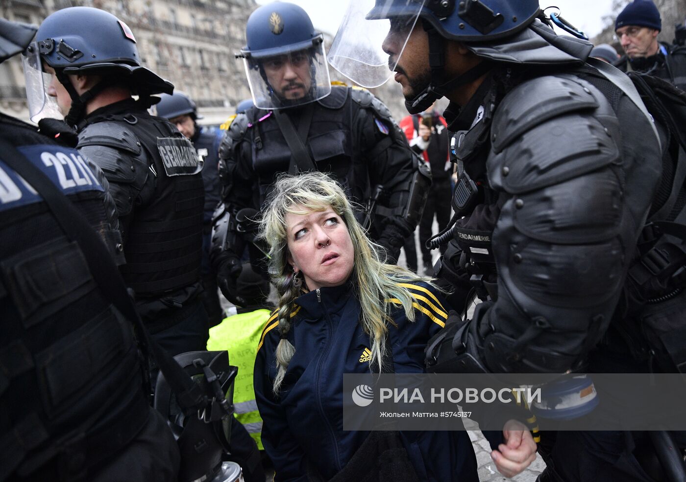 Протестная акция "желтых жилетов" в Париже