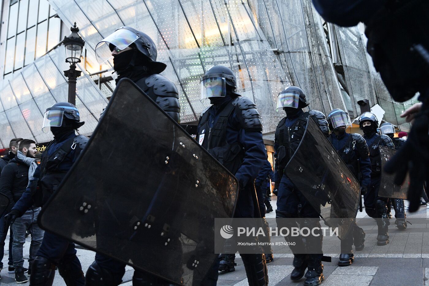 Протестная акция "желтых жилетов" в Париже