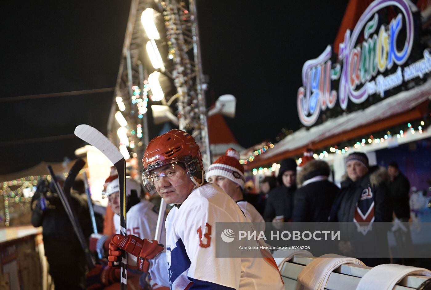 Президент РФ В. Путин принял участие в товарищеском матче Ночной хоккейной лиги