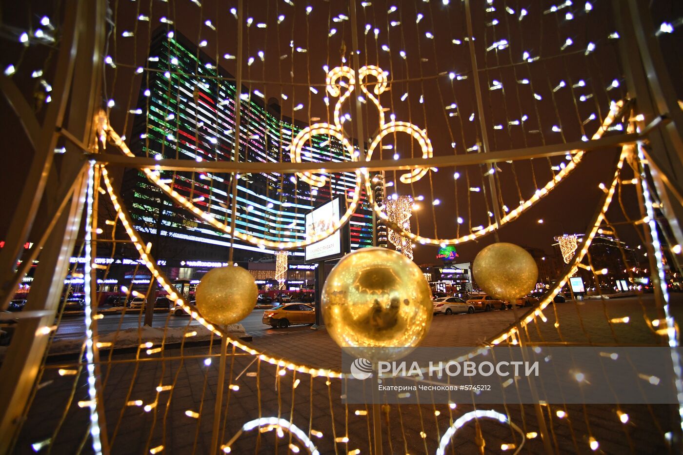 Праздничная подсветка зданий в Москве 