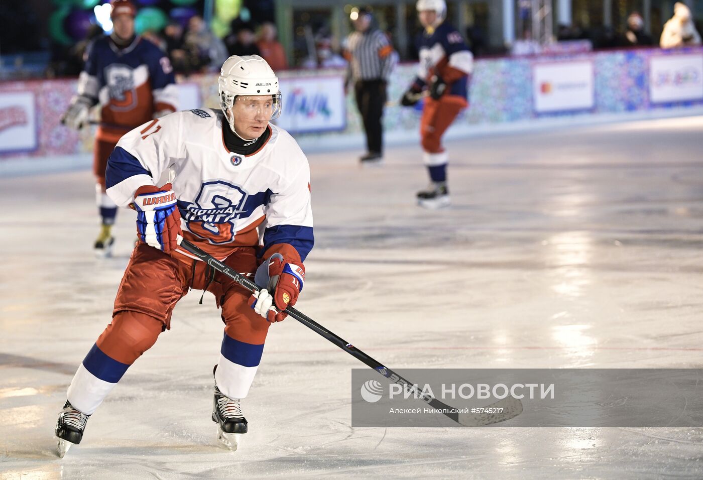 Президент РФ В. Путин принял участие в товарищеском матче Ночной хоккейной лиги