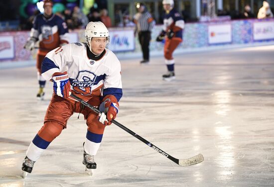 Президент РФ В. Путин принял участие в товарищеском матче Ночной хоккейной лиги