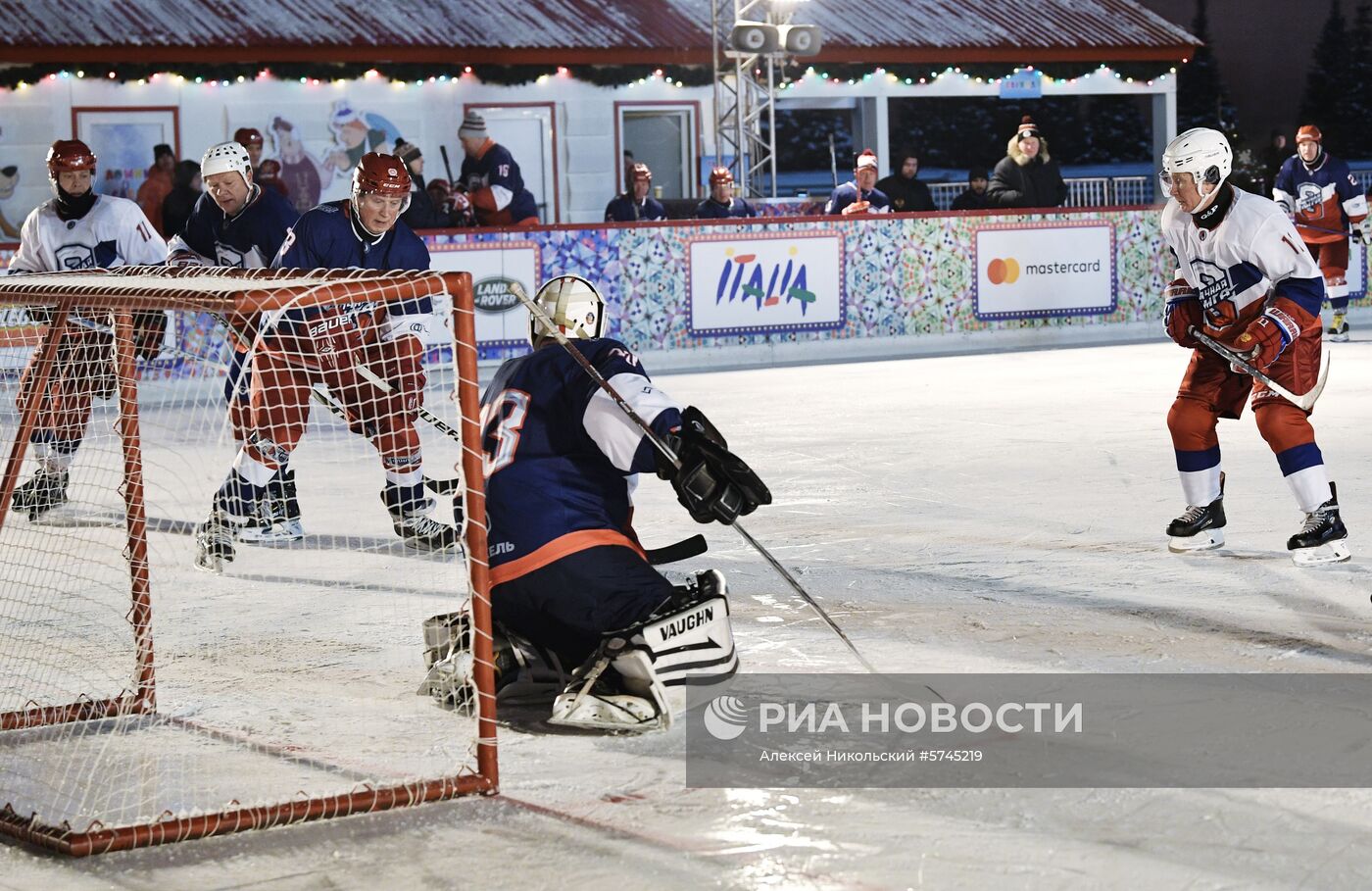 Президент РФ В. Путин принял участие в товарищеском матче Ночной хоккейной лиги