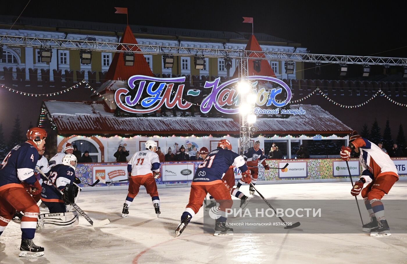 Президент РФ В. Путин принял участие в товарищеском матче Ночной хоккейной лиги