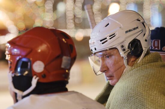 Президент РФ В. Путин принял участие в товарищеском матче Ночной хоккейной лиги