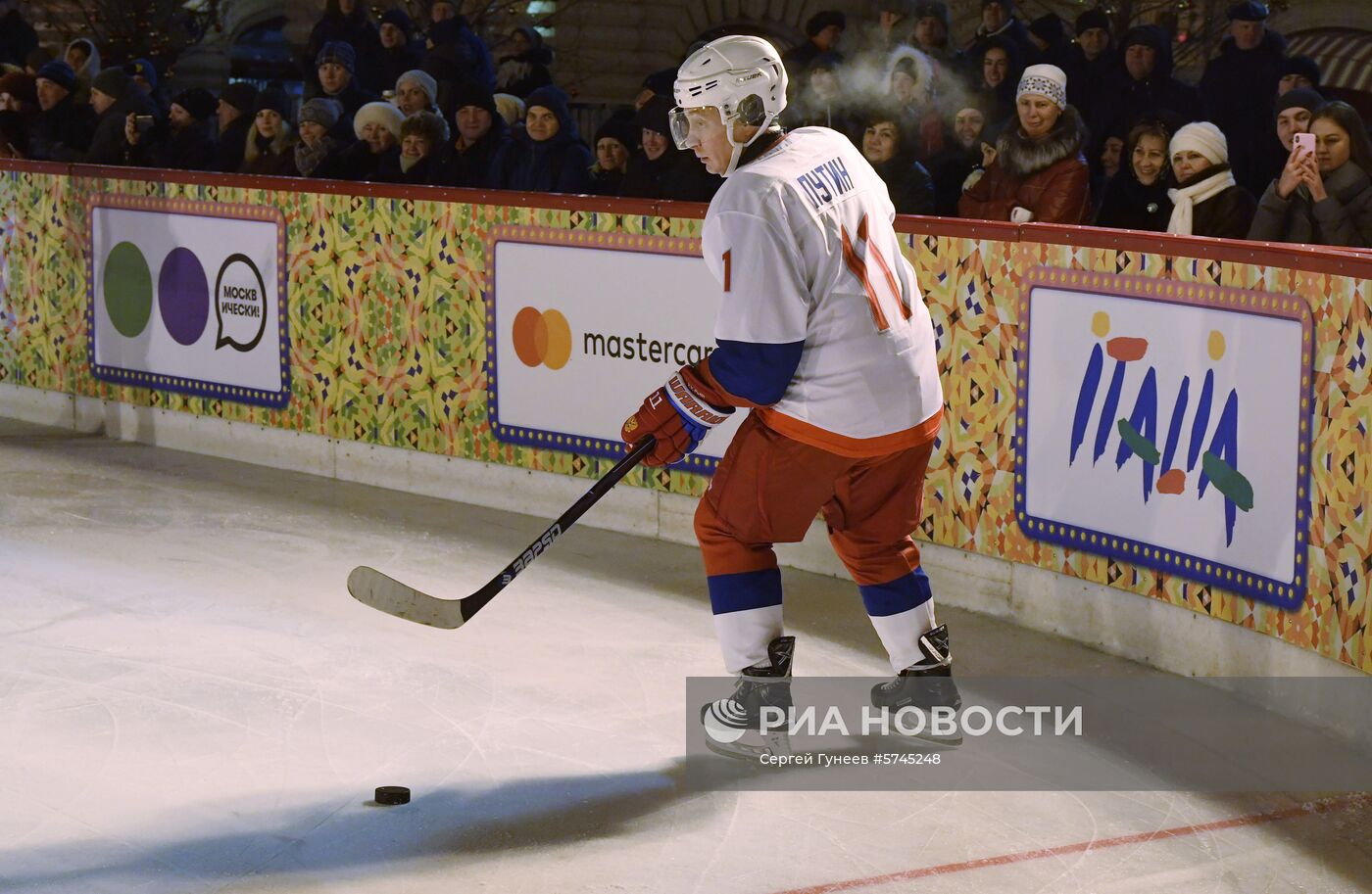 Президент РФ В. Путин принял участие в товарищеском матче Ночной хоккейной лиги