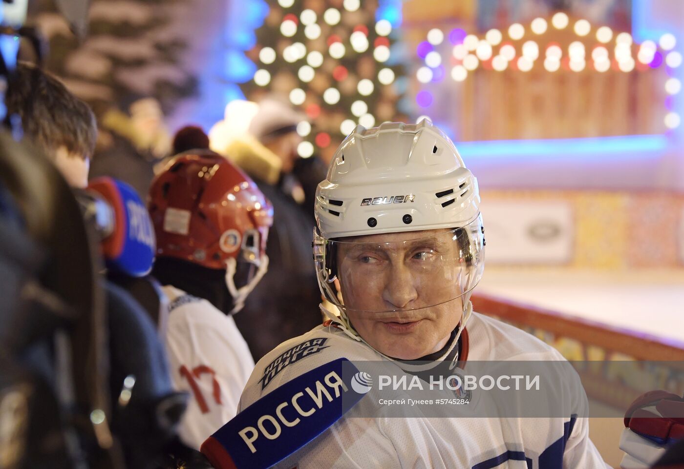 Президент РФ В. Путин принял участие в товарищеском матче Ночной хоккейной лиги