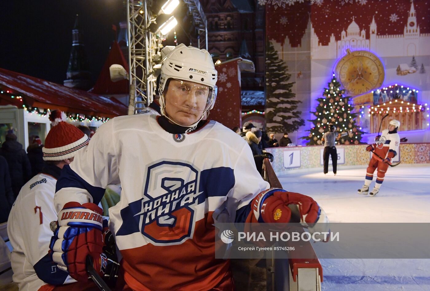 Президент РФ В. Путин принял участие в товарищеском матче Ночной хоккейной лиги