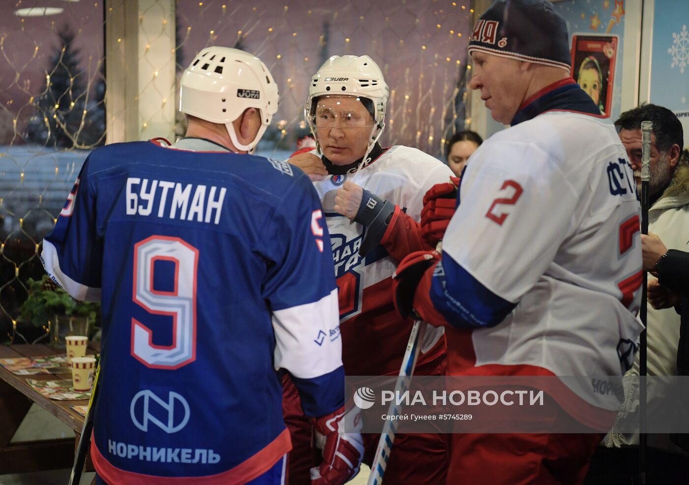 Президент РФ В. Путин принял участие в товарищеском матче Ночной хоккейной лиги