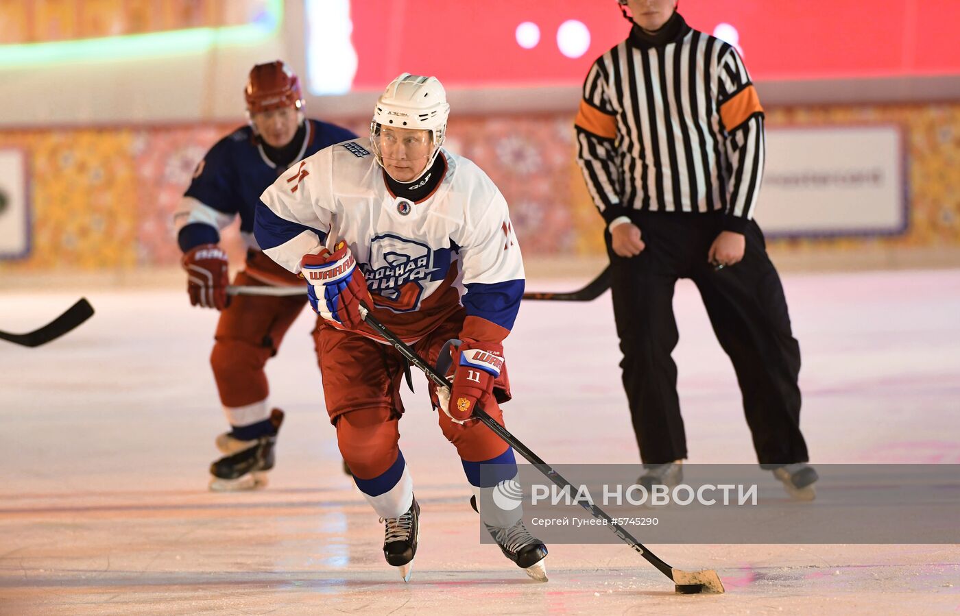 Президент РФ В. Путин принял участие в товарищеском матче Ночной хоккейной лиги