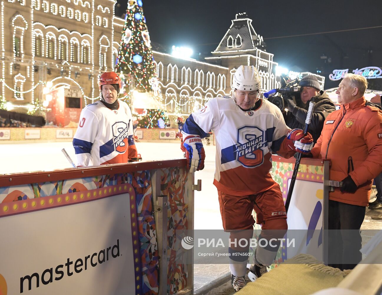 Президент РФ В. Путин принял участие в товарищеском матче Ночной хоккейной лиги