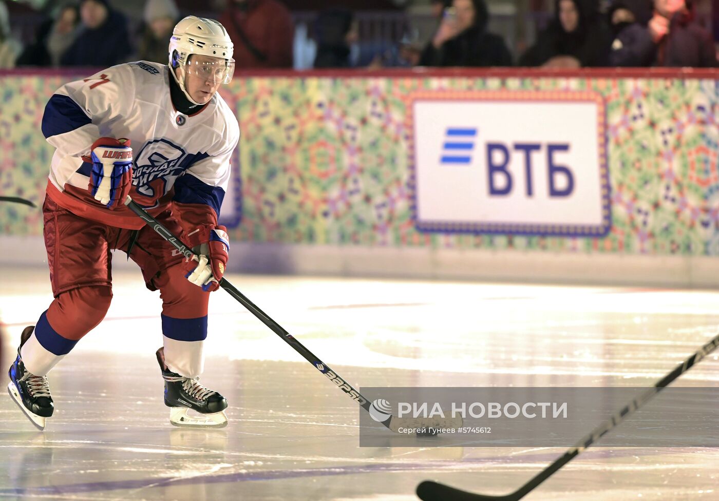 Президент РФ В. Путин принял участие в товарищеском матче Ночной хоккейной лиги