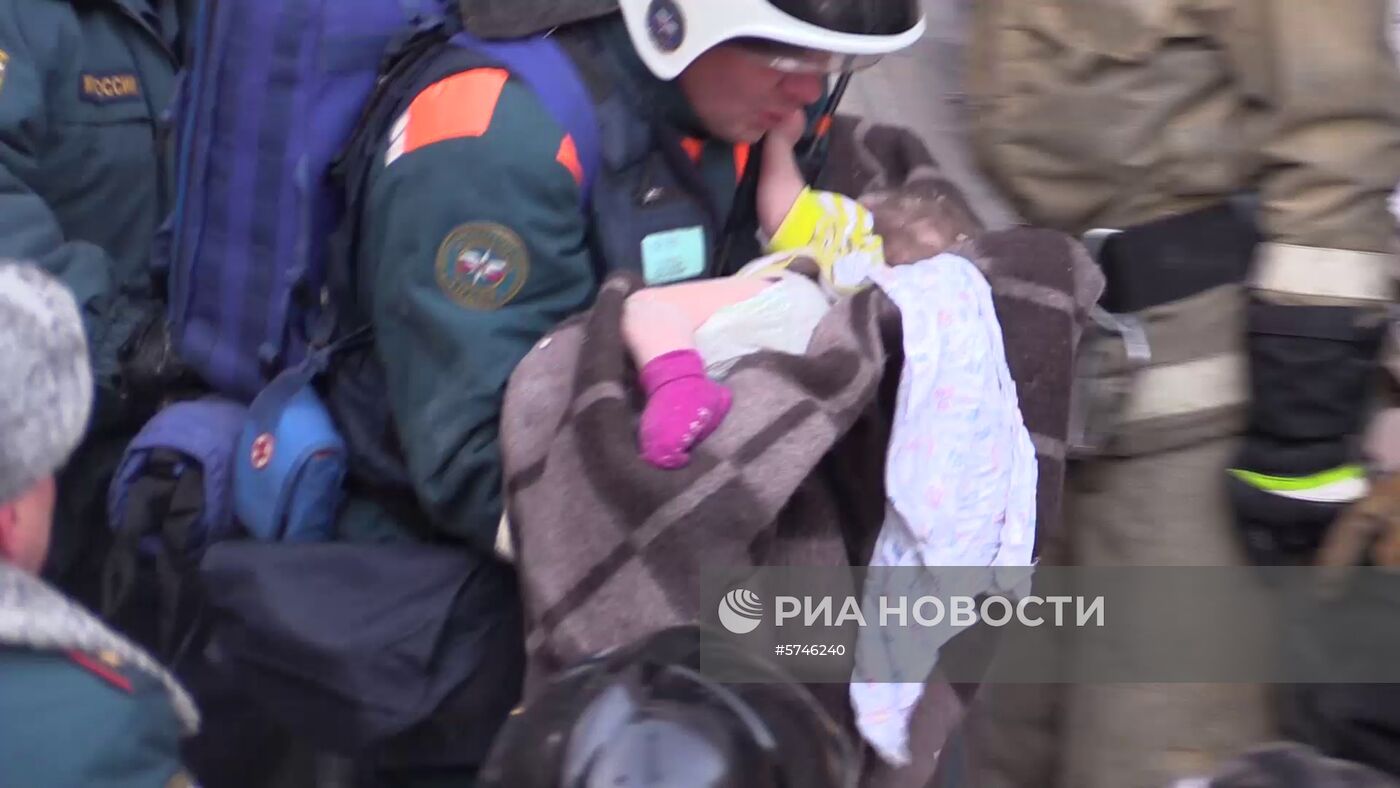 Спасатели извлекли живого ребенка из-под обломков дома в Магнитогорске