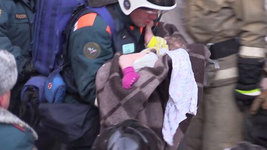 Спасатели извлекли живого ребенка из-под обломков дома в Магнитогорске