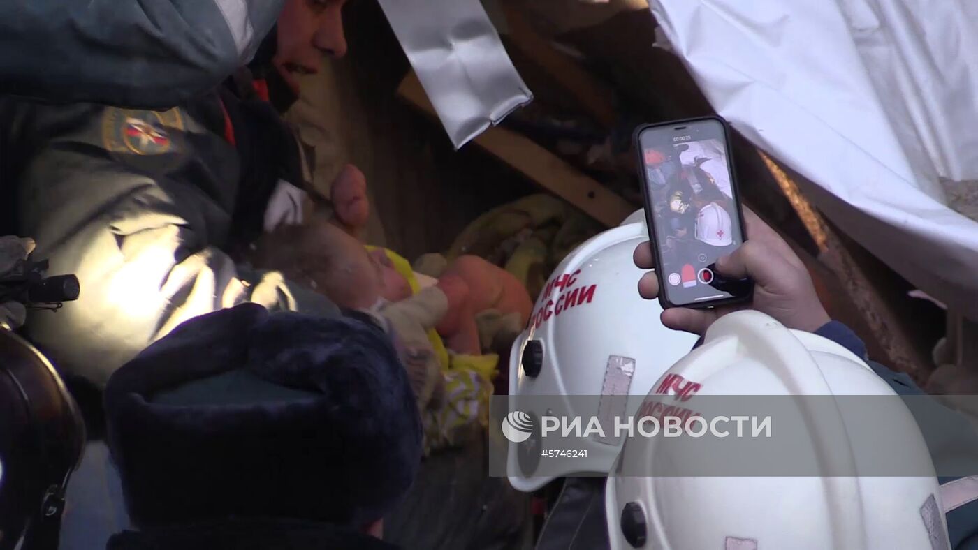 Спасатели извлекли живого ребенка из-под обломков дома в Магнитогорске