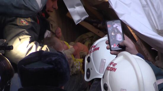 Спасатели извлекли живого ребенка из-под обломков дома в Магнитогорске