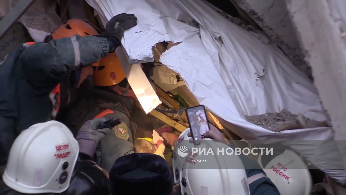 Спасатели извлекли живого ребенка из-под обломков дома в Магнитогорске