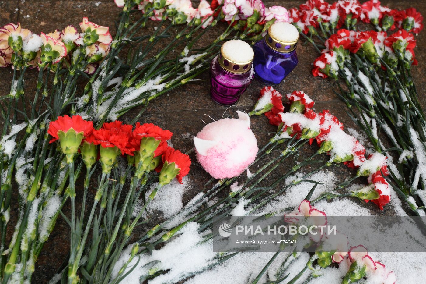 Москвичи несут цветы и игрушки в память о погибших в Магнитогорске