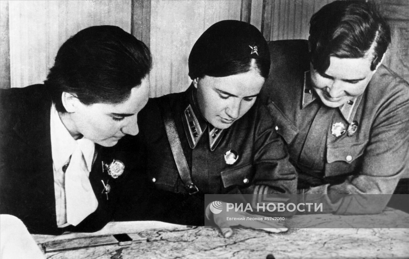 Советские летчицы Валентина Гризодубова, Полина Осипенко и Марина Раскова