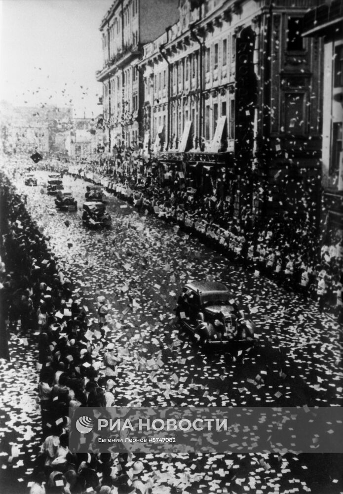 Встреча советских летчиков в Москве