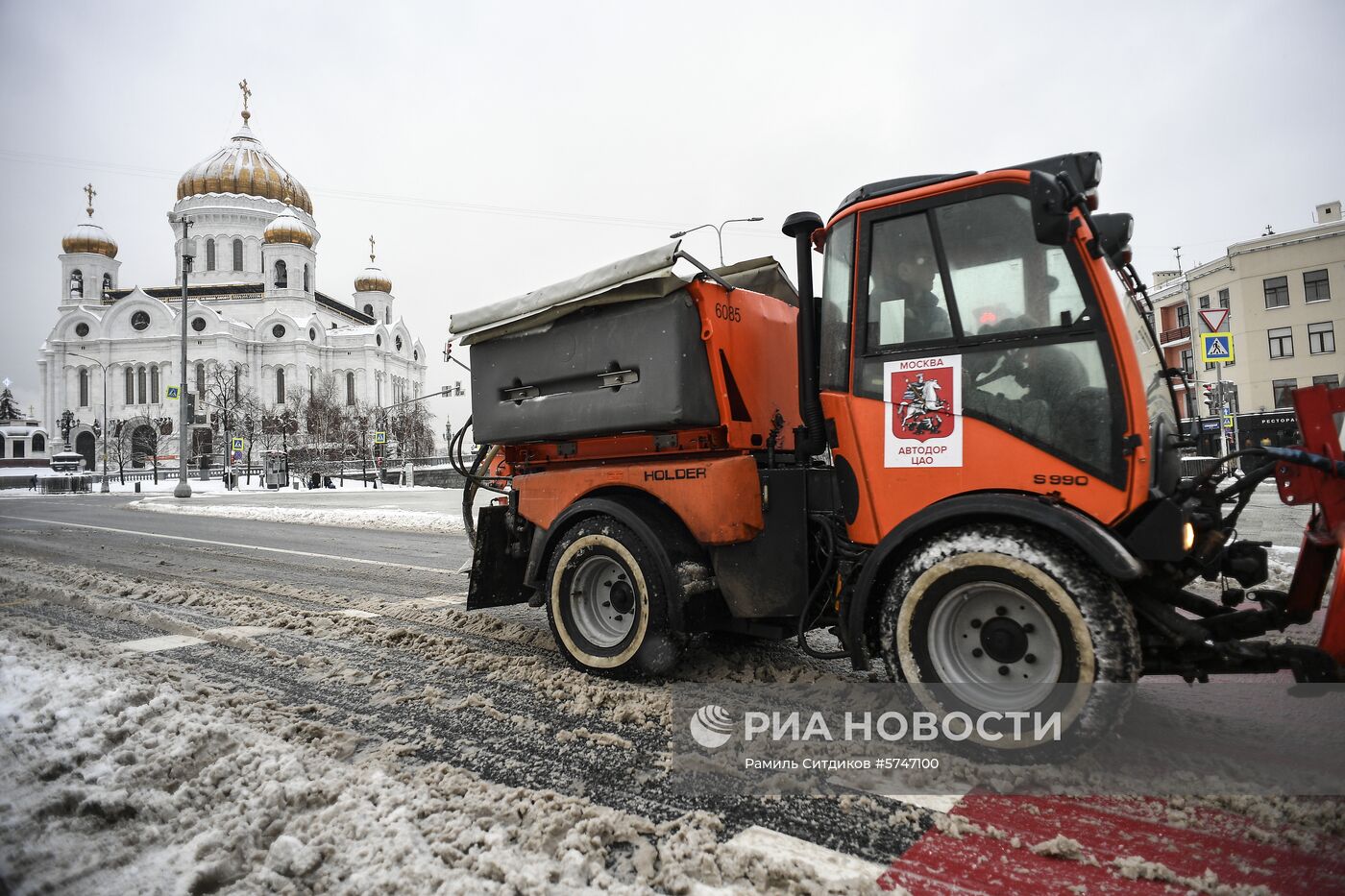 Уборка снега в Москве