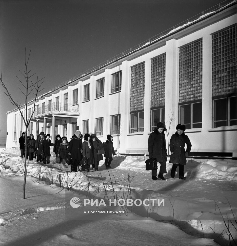 Школьники идут домой после уроков