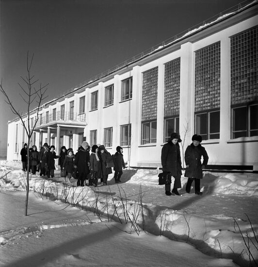 Школьники идут домой после уроков