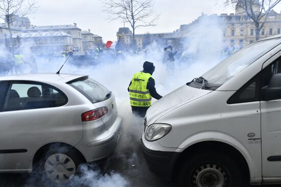 Акция протеста "жёлтых жилетов" в Париже