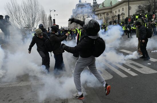 Акция протеста "жёлтых жилетов" в Париже