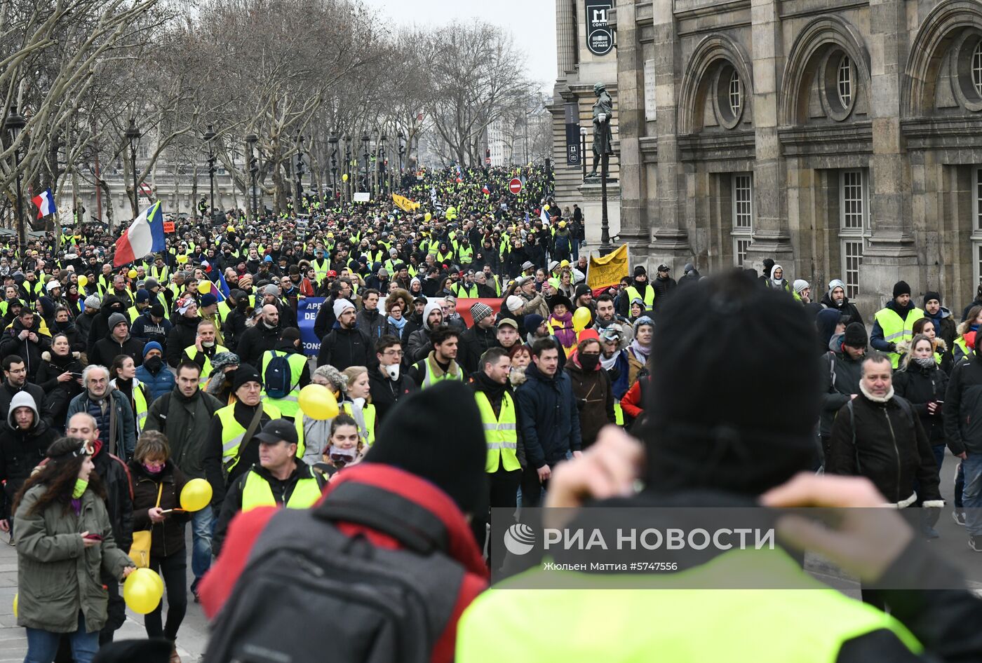 Акция протеста "жёлтых жилетов" в Париже