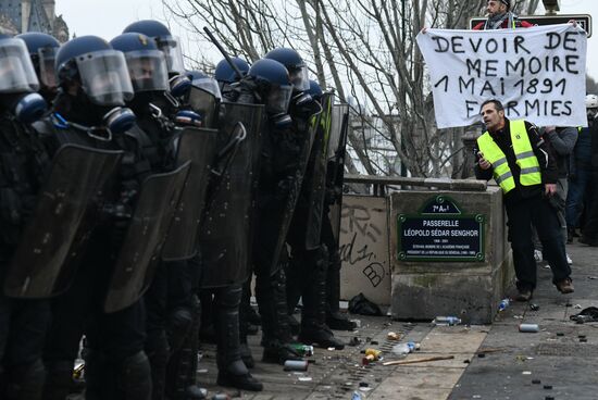 Акция протеста "жёлтых жилетов" в Париже