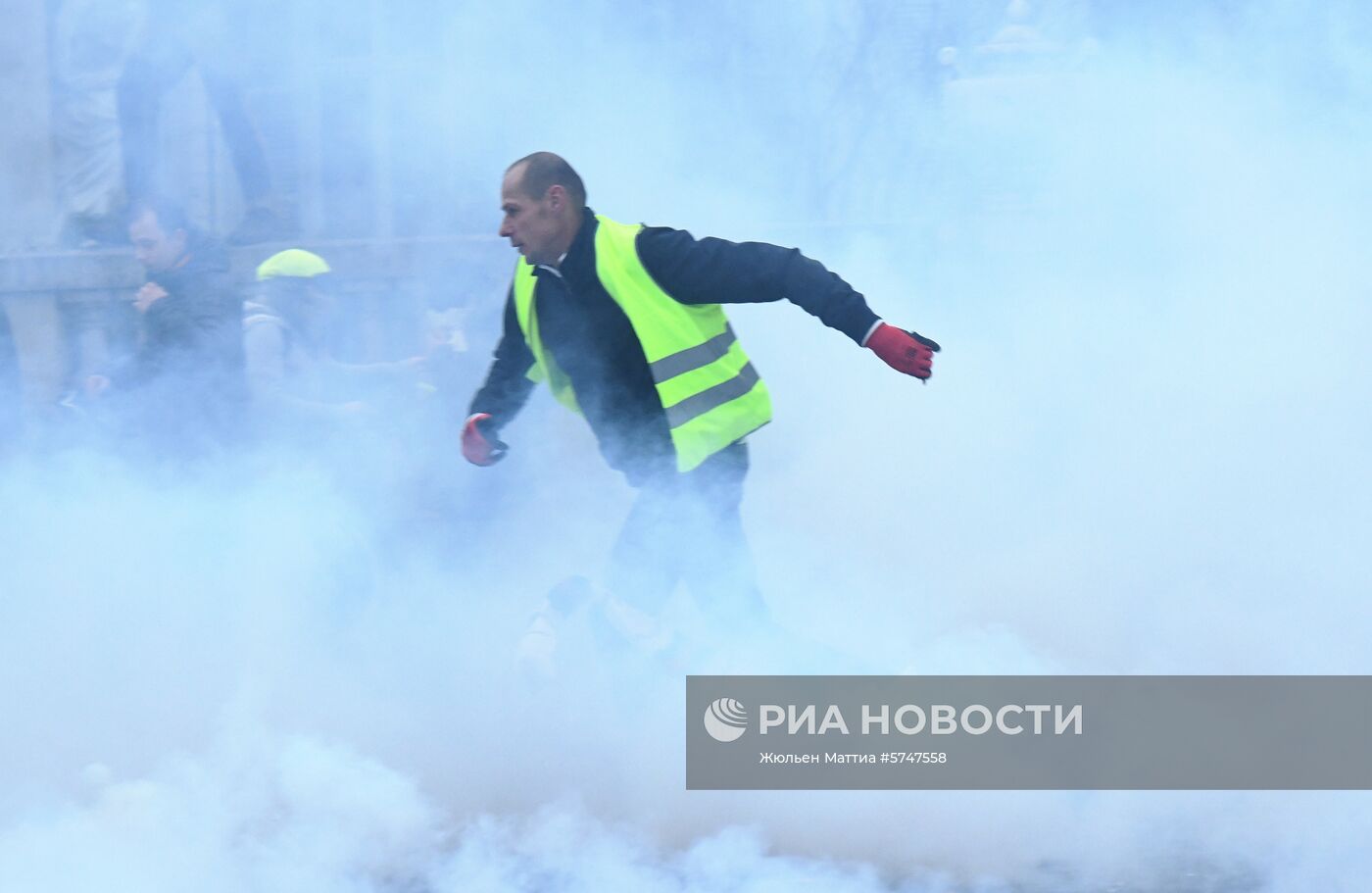 Акция протеста "жёлтых жилетов" в Париже