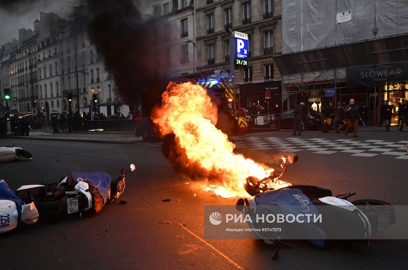 Акция протеста "жёлтых жилетов" в Париже