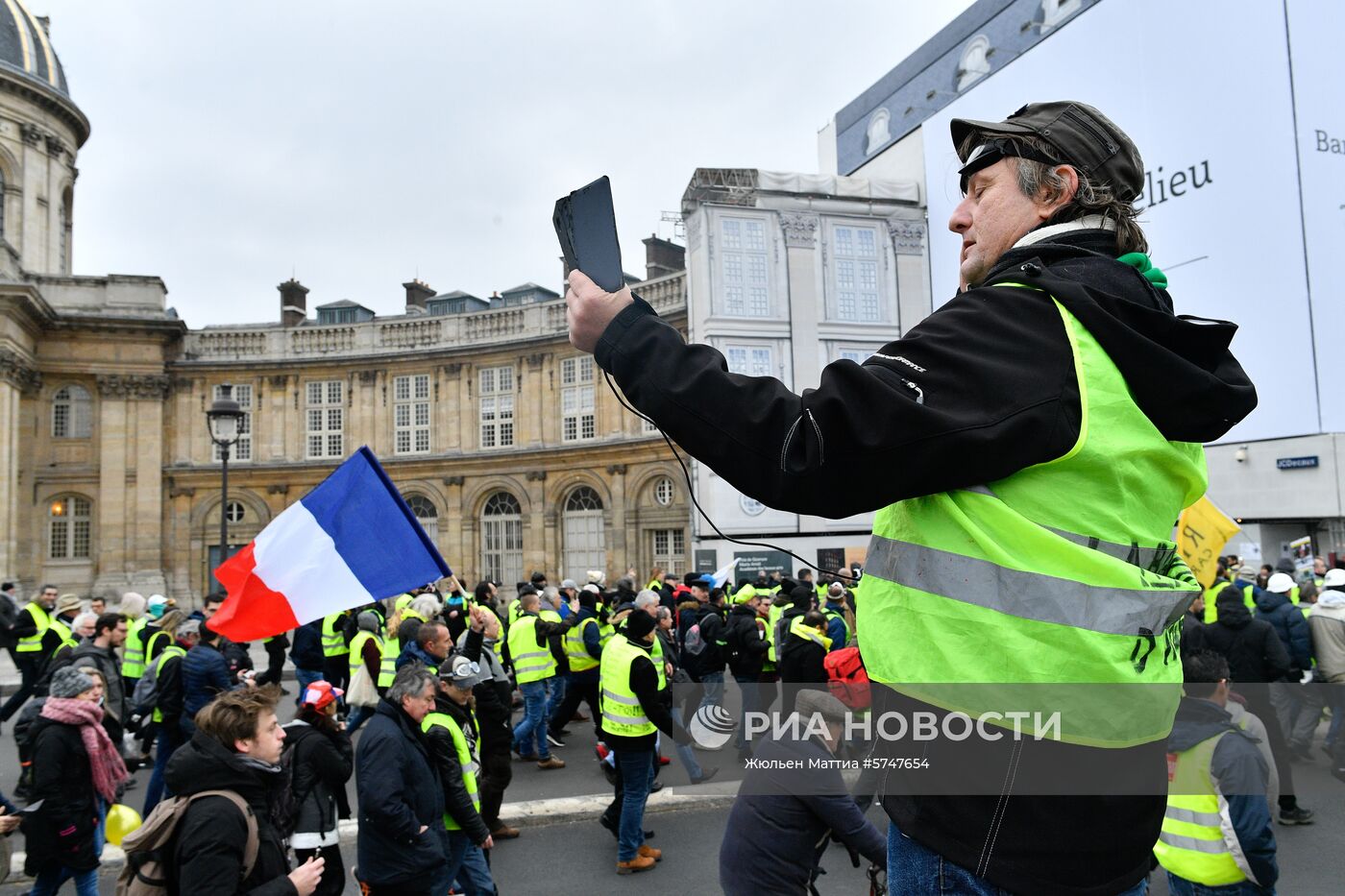 Акция протеста "жёлтых жилетов" в Париже