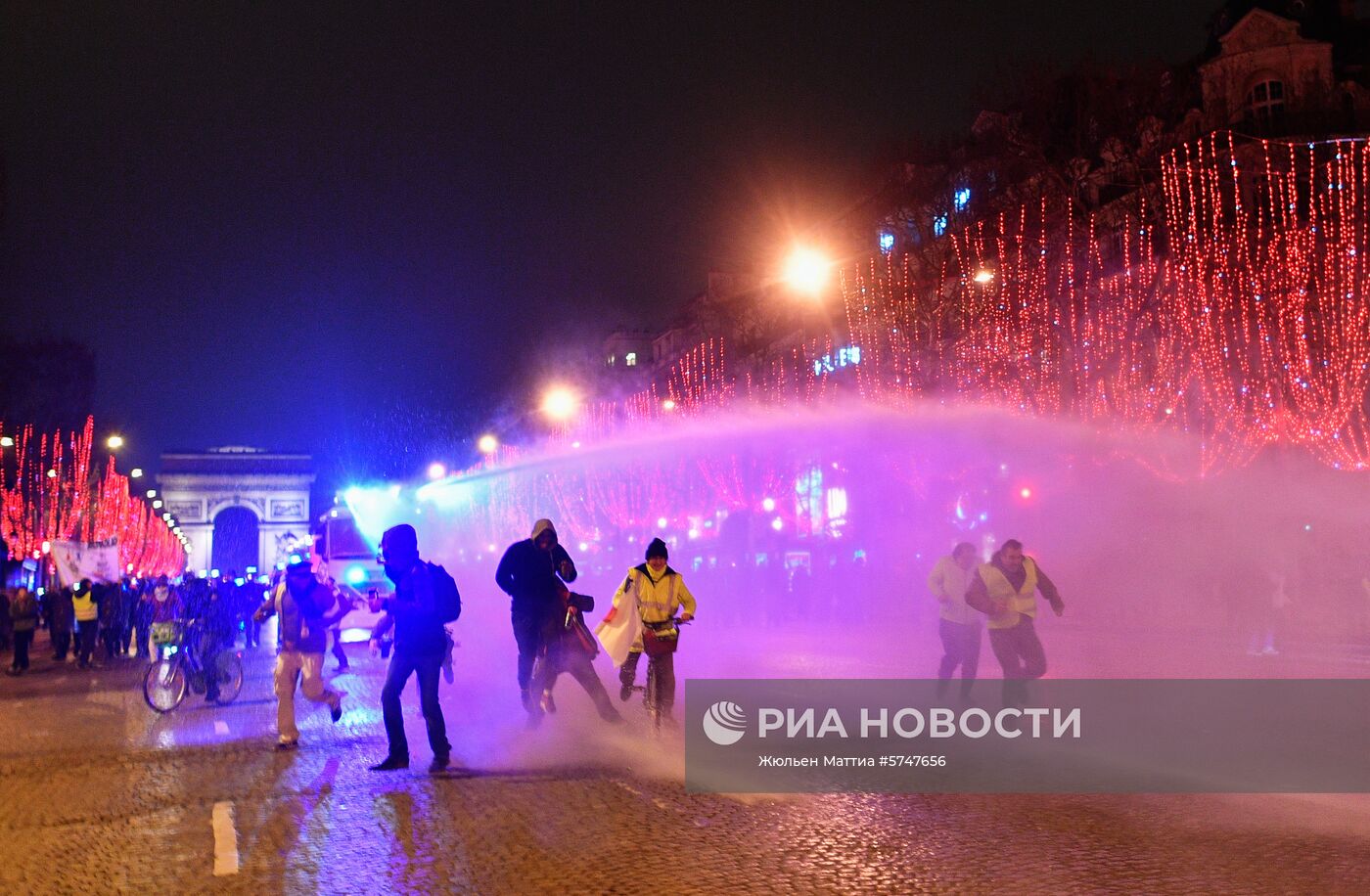 Акция протеста "жёлтых жилетов" в Париже